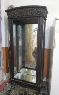 بوفه برافروش شیشه جلوش شکسته