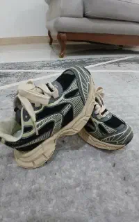 تعدادی کفش بچگانه