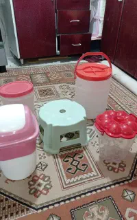 پنج تیکه ظرف پلاستیکی