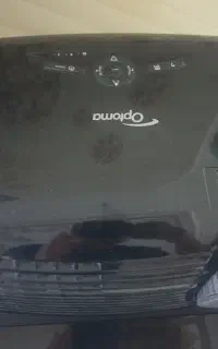 پروژکتور به همراه پرده ایستاده