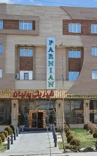 همکار فروشنده خانم برای شیرینی فروشی