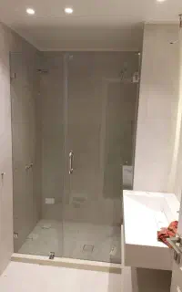 حمام شیشه ای درب کشویی