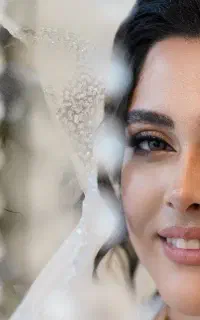 عکاس و فیلم‌بردار در آتلیه فضای باز عمارت‌ و تالار