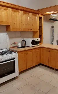 کابینت تمام چوب عسلی رنگ