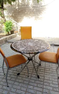میز ناهار خوری در حد نو مفت دارم میدم