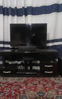 تلویزیون و میز