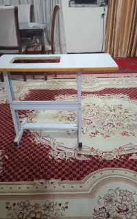 میز چرخ خیاطی تمیز تمیز در حد نو
