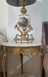 آباژور و میز
