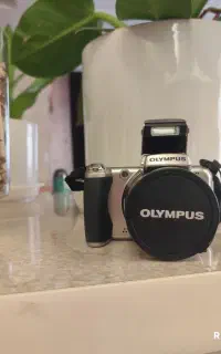 دوربین عکاسی و فیلمبرداری المپیوس و سه پایه