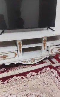 دوتا میز LED  تمیز  به همراه تلویزیون ۱۴ اینچ