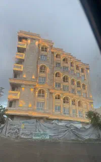 نگهبان شب و نگهبان روز در ساختمان در حال ساخت