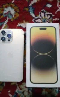 دو دستگاه گوشی ایفون ۱۴ و گوشی ساده