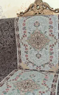 پشتی تاج دار