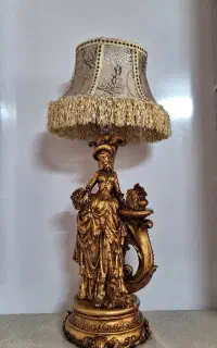 آباژور کنار مبلی بزرگ