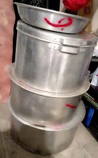سه عدد دیگ بزرگ و یک عدد گاز سه شعله