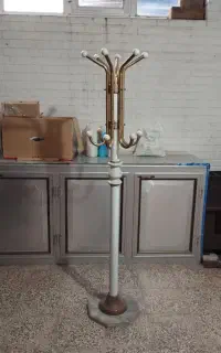 چوب لباسی ایستاده پایه سنگی