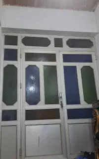 درب آلومینیومی قدیمی و پنجره