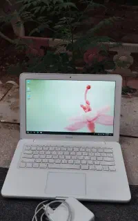 مک بوک سفید با ویندوز ۱۰