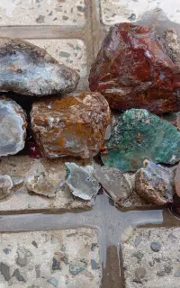تعدادی سنگ با ارزش . شجر .عقیق کبود سلیمانی