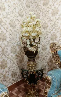گل و میز زیرش