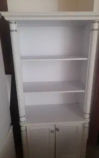 کتابخانه سفید رنگ