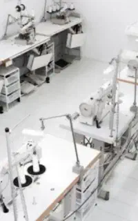 یک همکار خانوم زیگزال دوز برای کار در کارگاه خیاطی