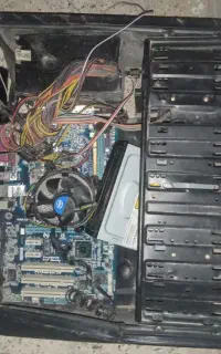 کیس کامپیوتر توی انباری بود ولی قطعات روش اصلی