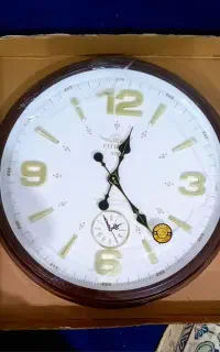 ساعت دیواری و تعدادی وسیله