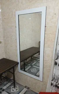۲عدد آینه بزرک و۲ عدد نیمکت