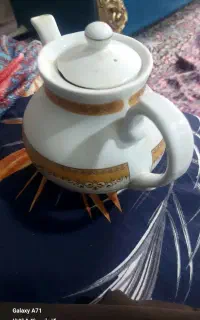 یک عدد قوری چینی سالم سالم است فروشی