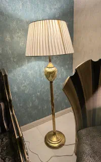 آباژور ایستاده