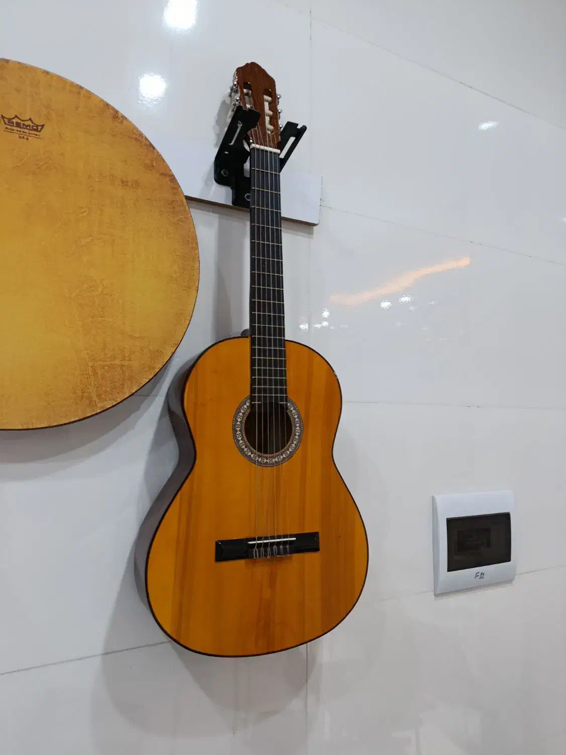 گیتار|گیتار، بیس، امپلیفایر|ایوان, |دیوار