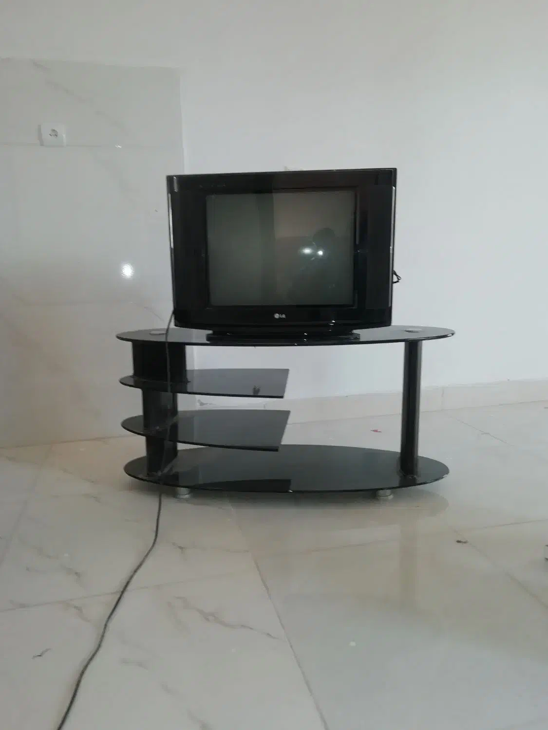 تلوزیون رنگی با میز|تلویزیون و پروژکتور|ملایر, |دیوار