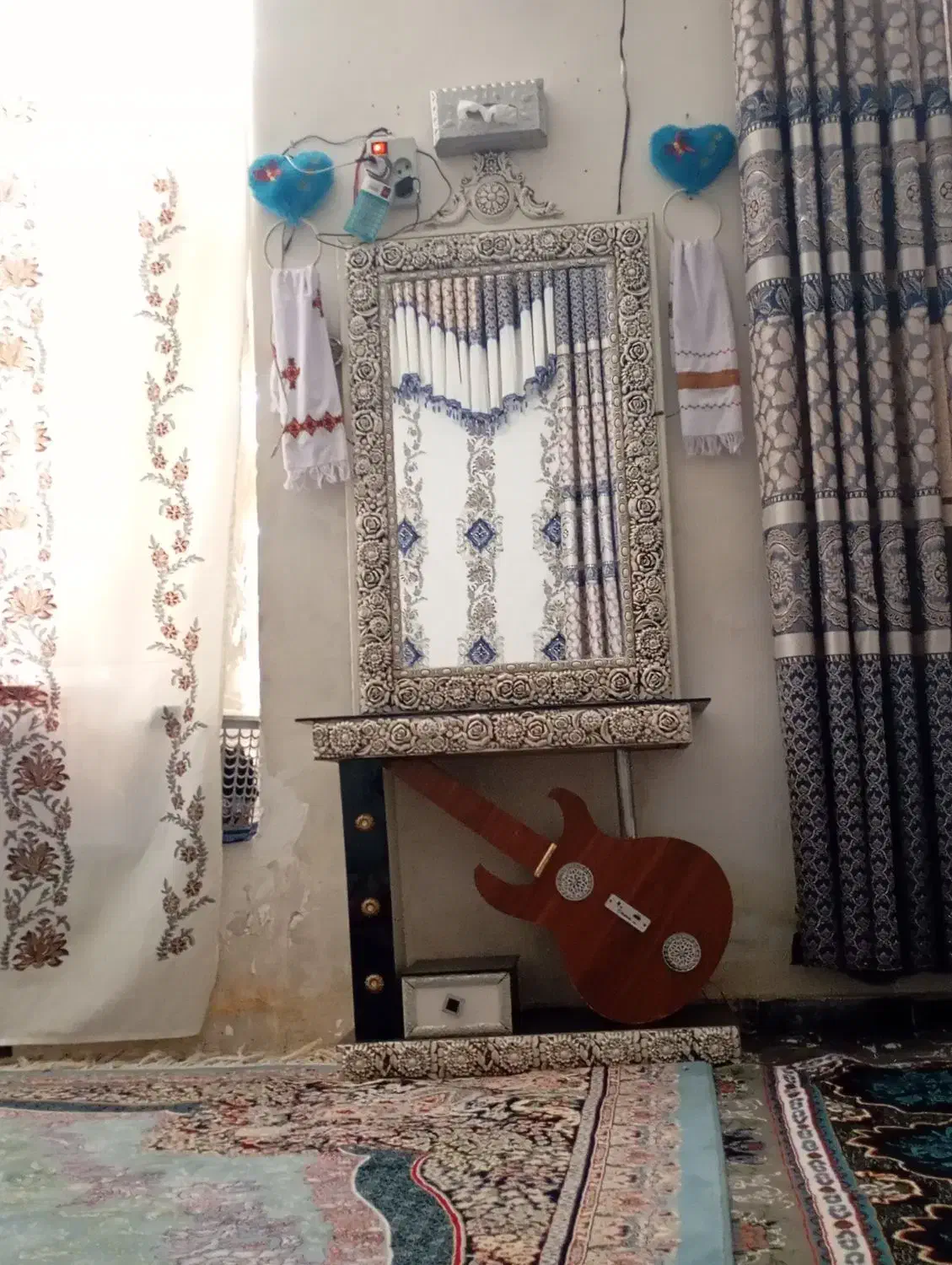 آینه و شمعدون گیتاری به خون بفروش میرسد|بوفه، ویترین، کنسول|سیرجان, |دیوار