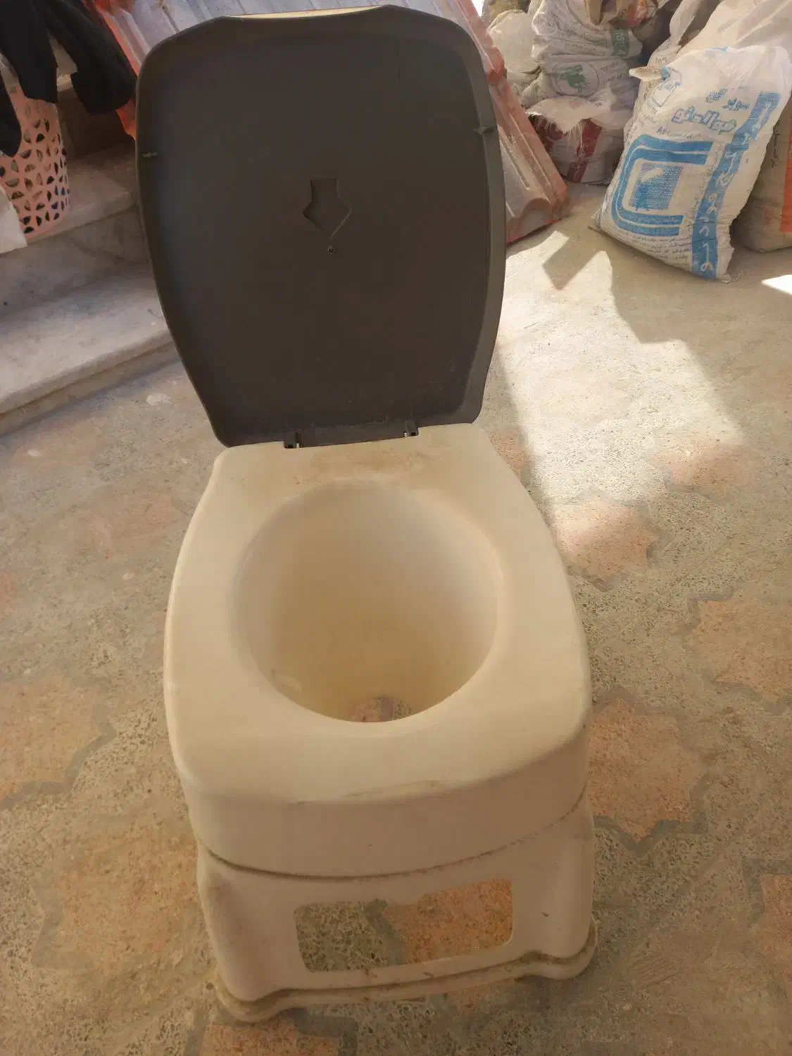 توالت فرنگی سیار سالم|لوازم سرویس بهداشتی|شیراز, تندگویان|دیوار