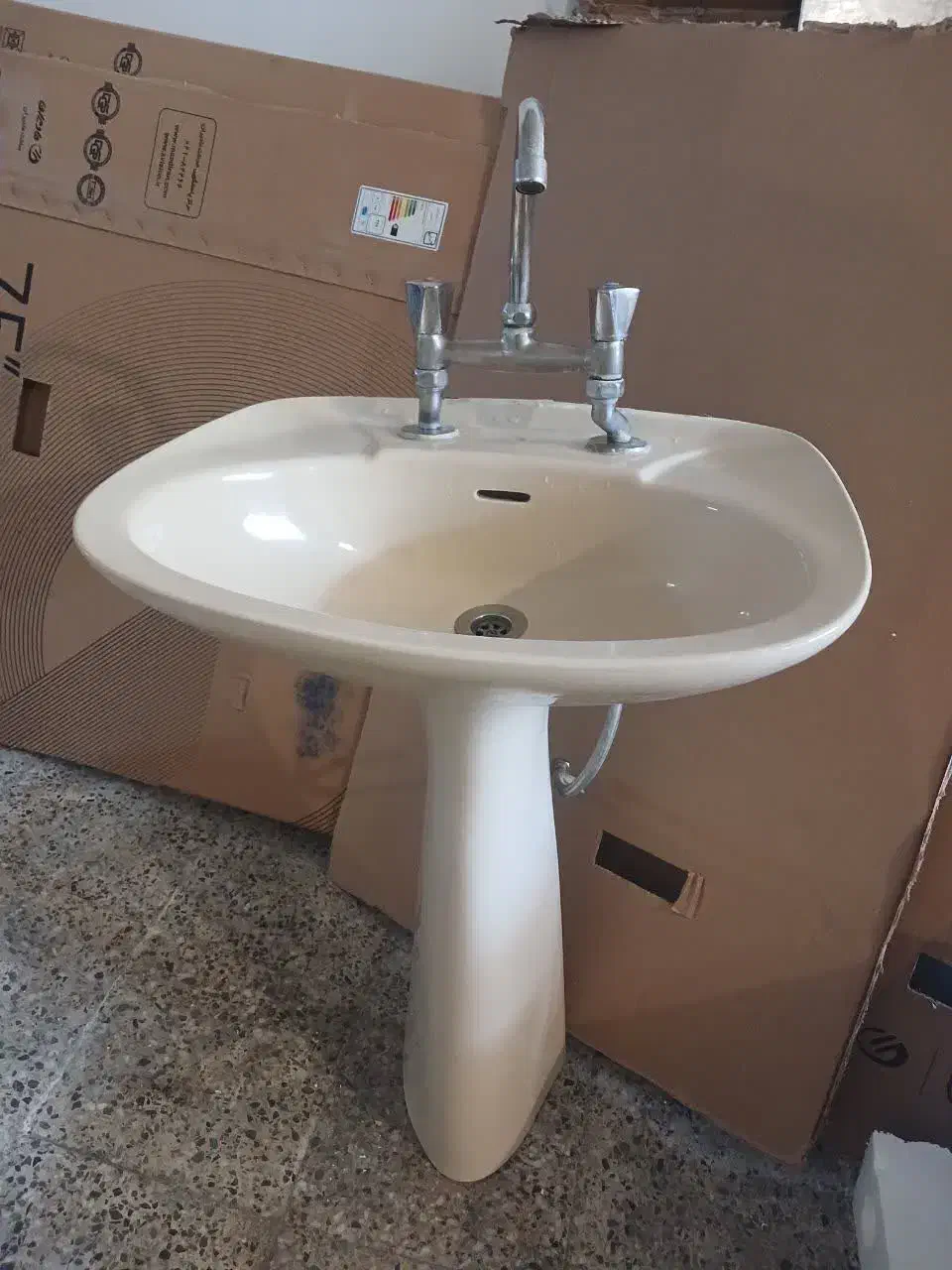 روشویی و شیر آلات|لوازم سرویس بهداشتی|ارومیه, |دیوار