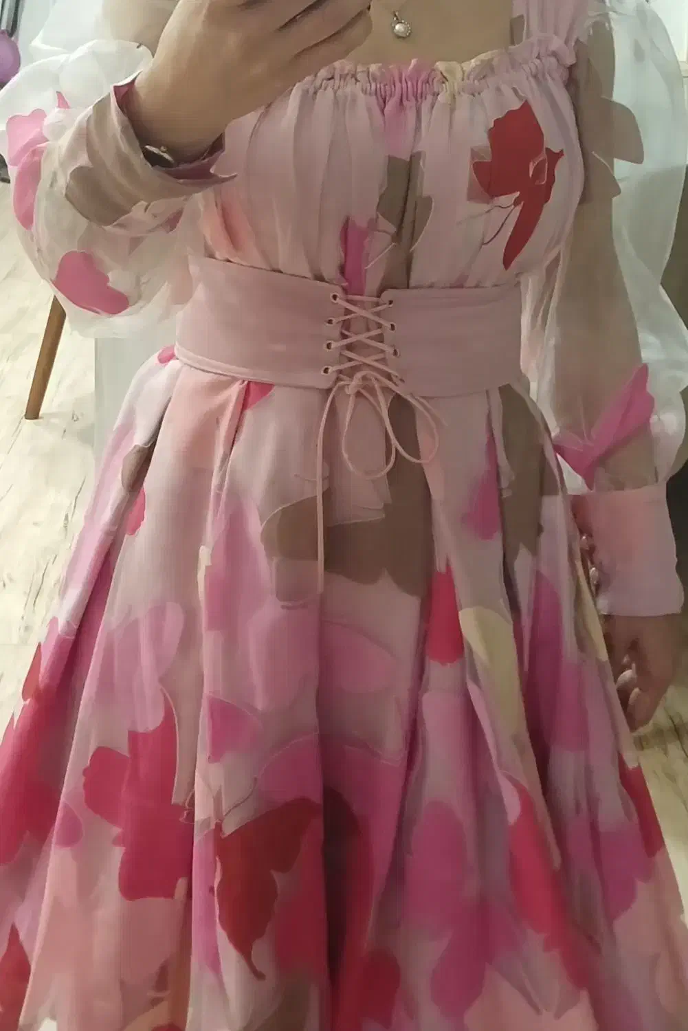 پیراهن مجلسی|لباس|ساری, |دیوار