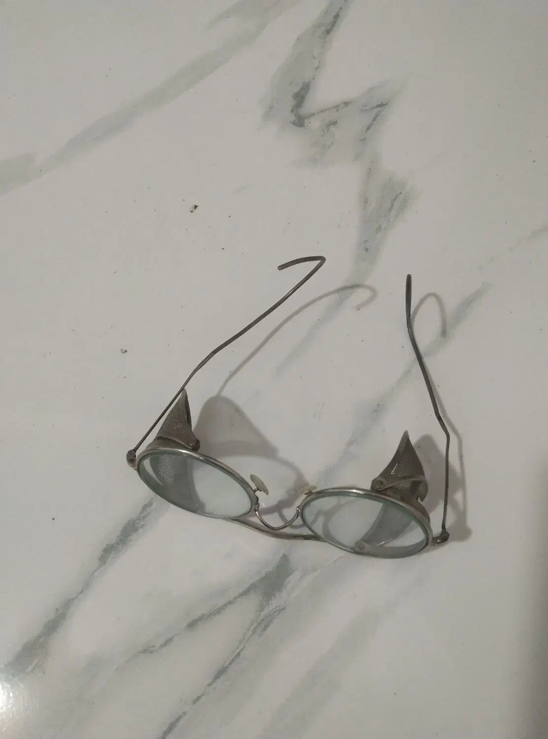 عینک قدیمی|کلکسیون اشیاء عتیقه|رباط‌کریم, رباط‌کریم|دیوار