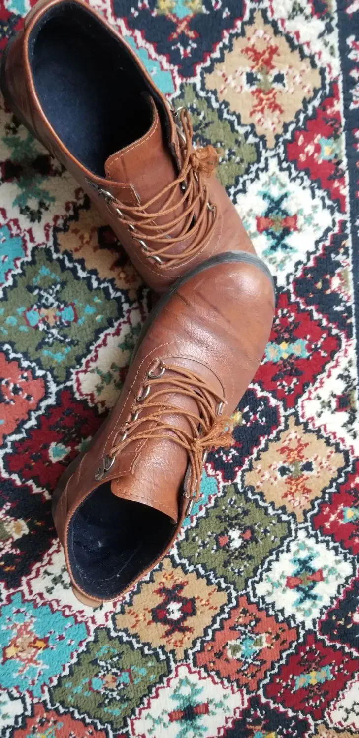 کفش|کیف، کفش، کمربند|قم, نیروگاه|دیوار