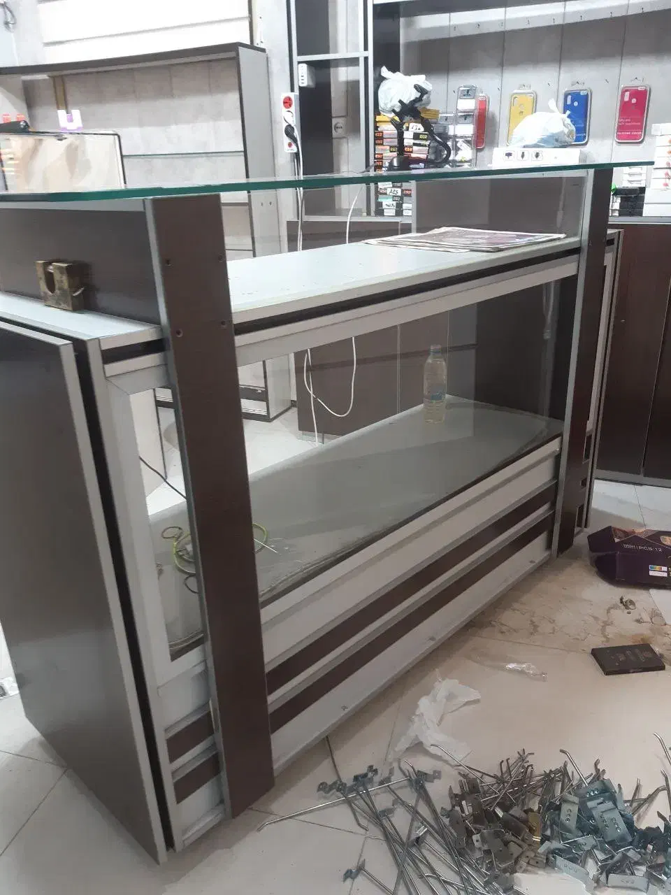 فروش میز و ویترین مغازه|فروشگاه و مغازه|باغ بهادران, |دیوار