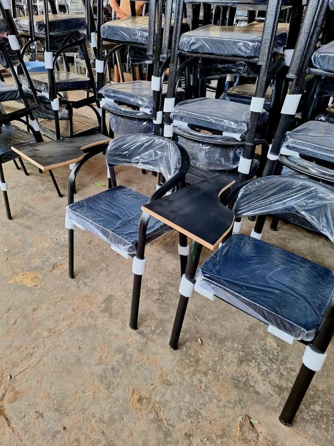 صندلی چرخی و میز|صندلی و نیمکت|سنقر, |دیوار