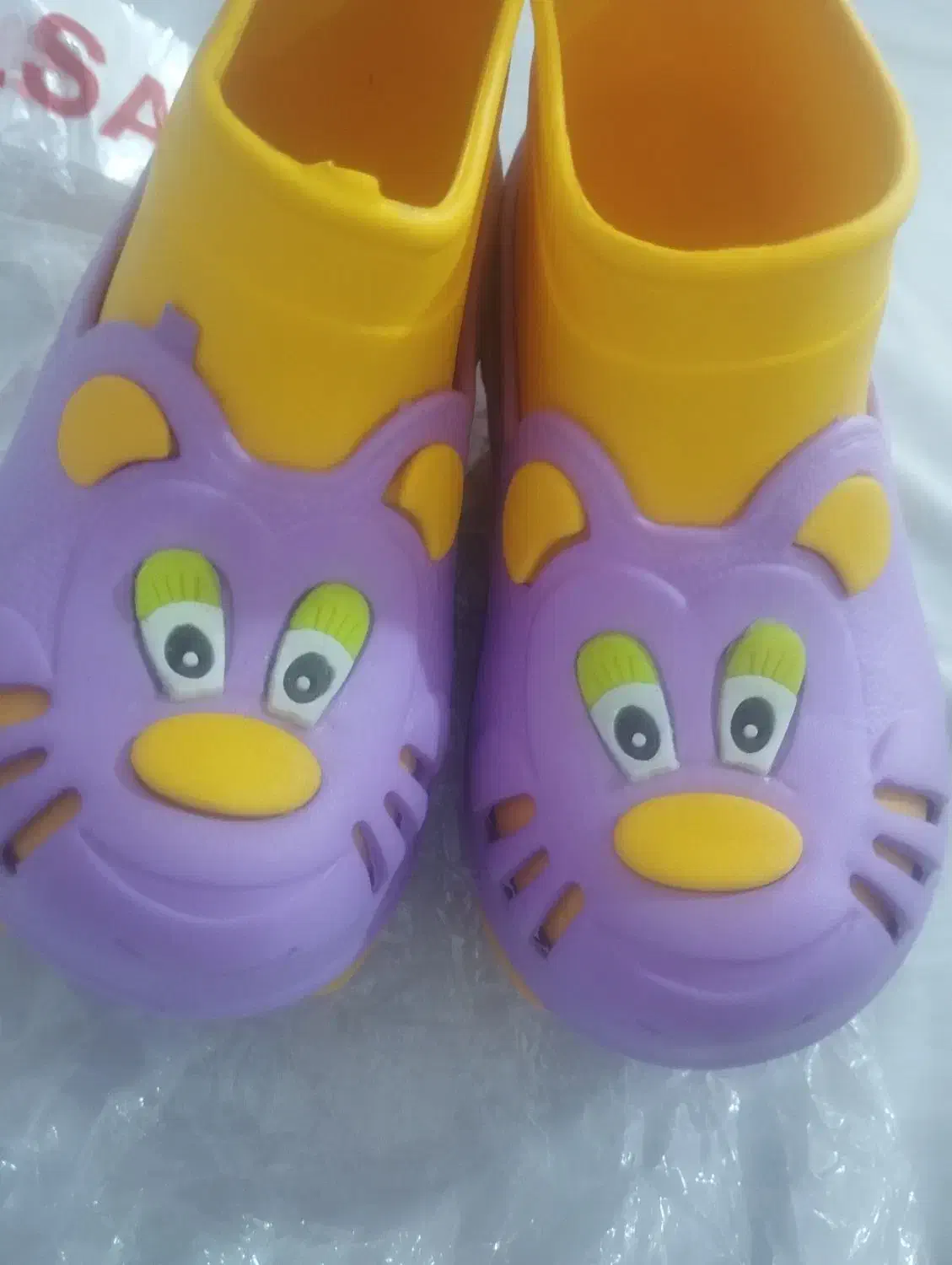 چکمه|کفش و لباس بچه|داران, |دیوار