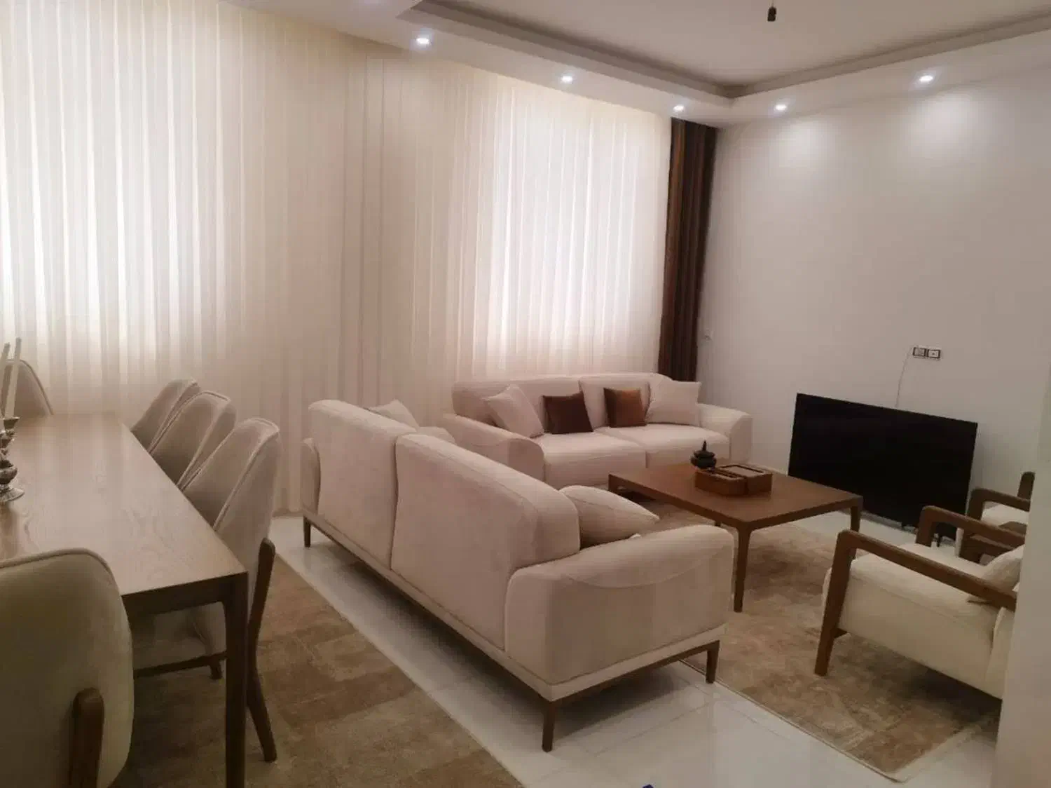 میزغذاخوری ۶نفره و یک تخته فرش ۶متری ۱۲۰۰شانه|میز و صندلی غذاخوری|ابهر, |دیوار