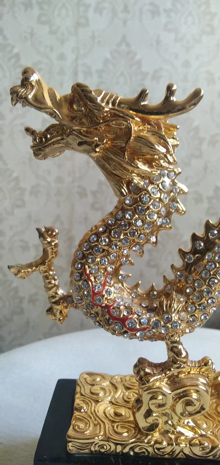 اژدهای طلایی|مجسمه، تندیس، ماکت|شیراز, شهرک گلستان|دیوار