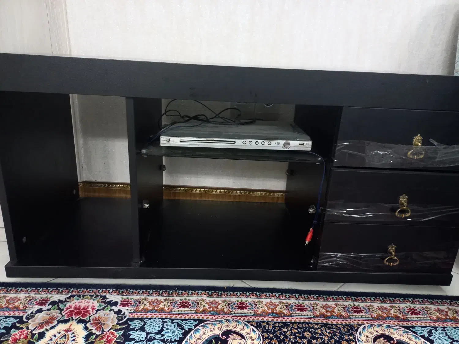 میزتلویزون|میز تلویزیون|ری, جوانمرد قصاب|دیوار