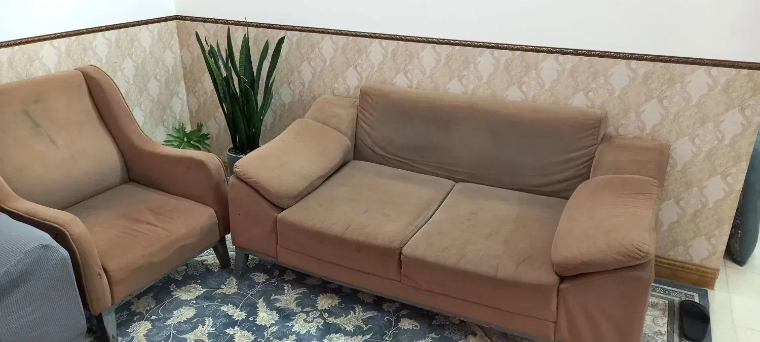 مبل در حد نو فقط ۴ میلیون با کاور و کوسن و میز|مبلمان خانگی و میز عسلی|کاشان, لتحر|دیوار