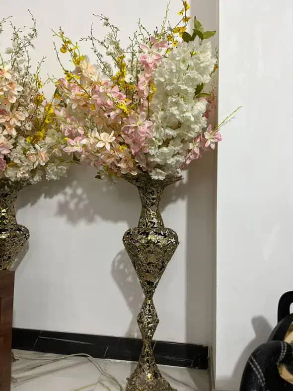 یک جفت گلدان با گل زیبا گلدان تمان برنج هست|صنایع دستی و سایر لوازم تزئینی|تهران, عباسی|دیوار