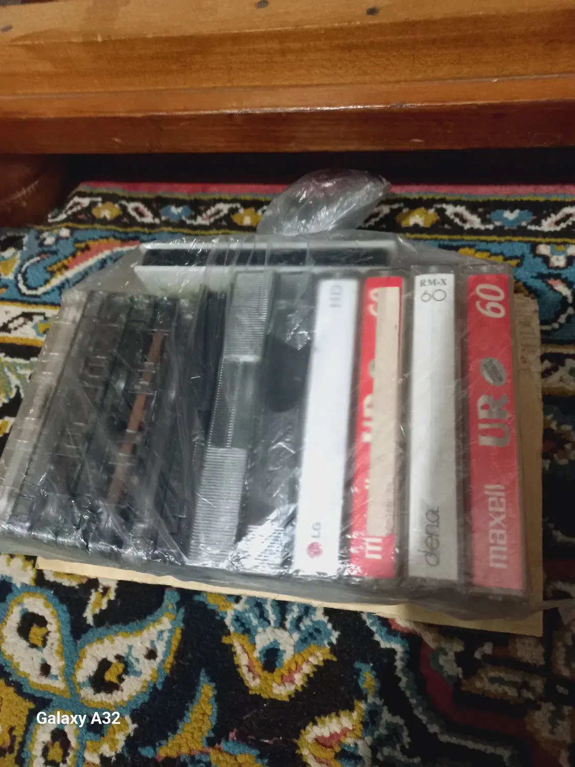 تعدادی نوار کاست|فیلم و موسیقی|لاهیجان, کوی آزادگان|دیوار