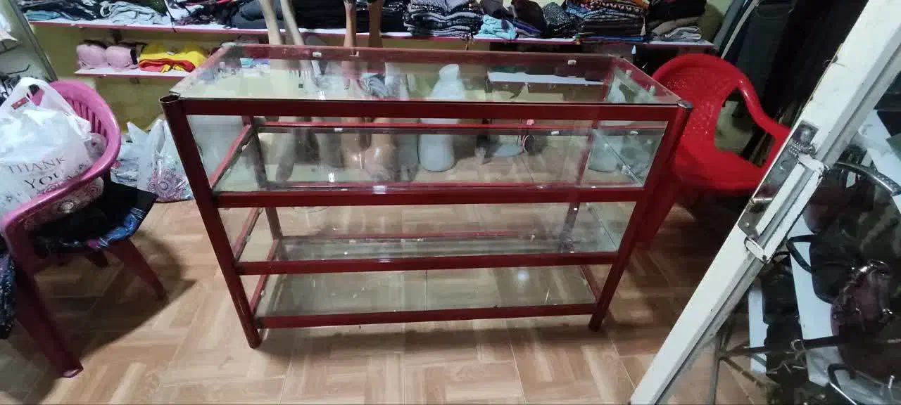 تعدادی مانکن، ویترین کم جا،میز پیشخوان|فروشگاه و مغازه|میانه, |دیوار