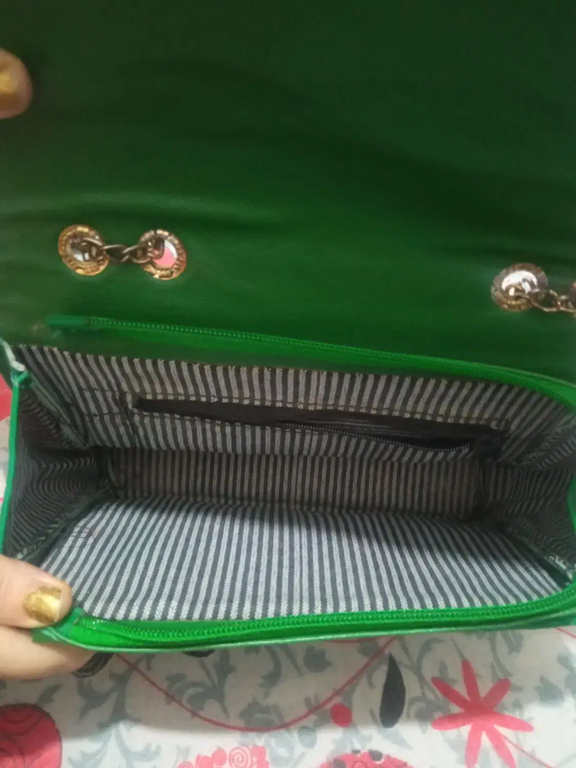 کیف|کیف، کفش، کمربند|ساری, |دیوار